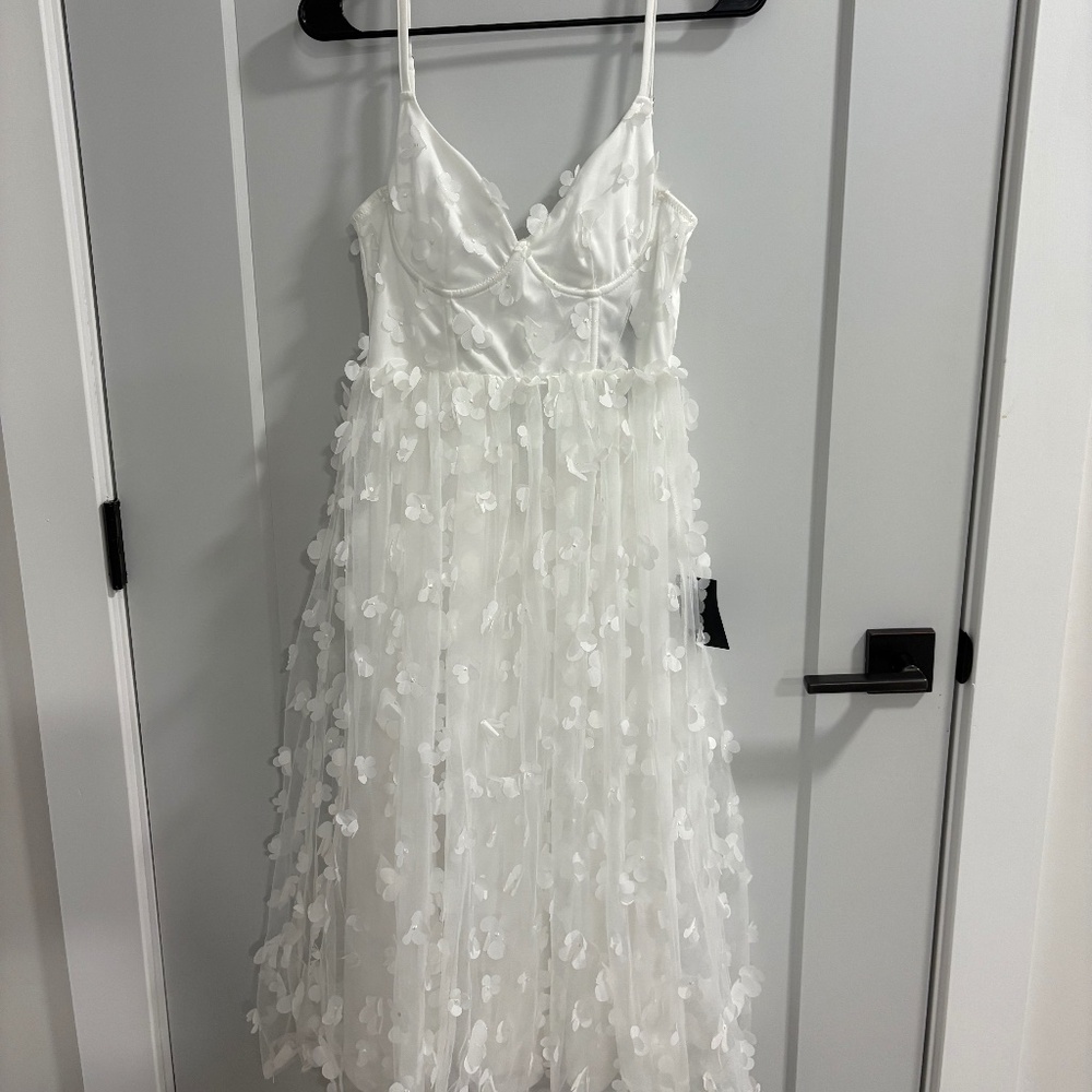 White flower appliqué dress
